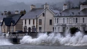 la tempête Eowyn balaye vendredi matin l'Irlande avec des vents records et l'Ecosse se prépare à son passage. Ici à Carnlough, sur la côte nord-est de l'Irlande du Nord, tôt le matin du 24 janvier 2025.