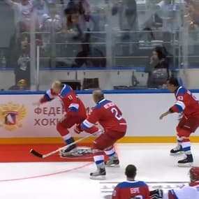 Triomphant à un match de hockey, Vladimir Poutine chute pendant le tour d'honneur