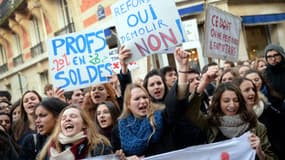 Professeurs et étudiants défilaient dans la rue lundi pour protester contre une réforme des classes préparatoires, assimiler par certains syndicat à une volonté de "casse" de ces filières.