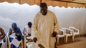 Dans un bureau de vote de Dakar, le 24 mars 2024