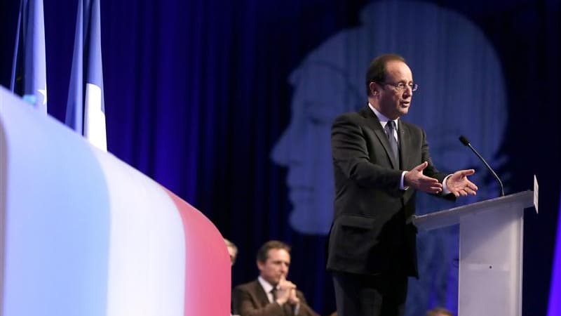 Devant le congrès des maires de France, François Hollande a invité les édiles de France à contribuer à l'effort général de réduction des dépenses publiques, qui représentent 57% de la richesse nationale. /Photo prise le 20 novembre 2012/REUTERS/Kenzo Trib