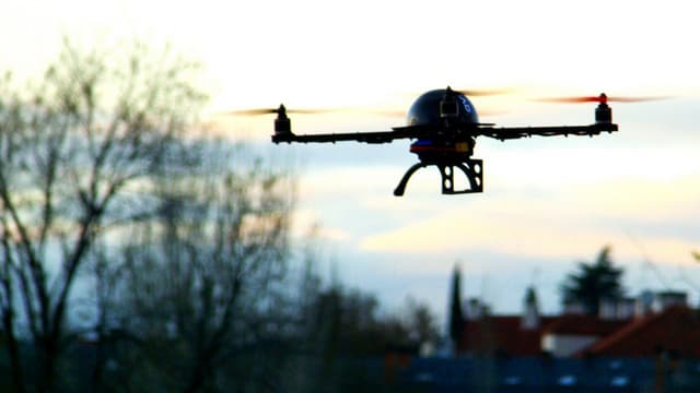 Drone au dessus de la campagne. (Illustration)