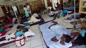 Malades du choléra à l'hôpital de Saint-Marc, au nord de la capitale haïtienne Port-au-Prince. L'épidémie de choléra semble moins meurtrière jour après jour en Haïti mais la maladie risque désormais de s'implanter durablement dans le pays. /Photo prise le