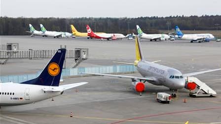Sur le tarmac de l'aéroport allemand de Cologne-Bonn. Le trafic aérien restait très perturbé vendredi en Europe du Nord et de l'Ouest en raison du nuage de cendres formé après l'éruption d'un volcan en Islande. /Photo prise le 16 avril 2010/REUTERS/Wolfga