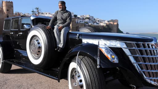 Le milliardaire "Raimbow Cheikh" juché sur l'un de ses bolides gigantesques.