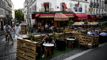 Terrasse de bar parisien, le 23 juillet 2020
