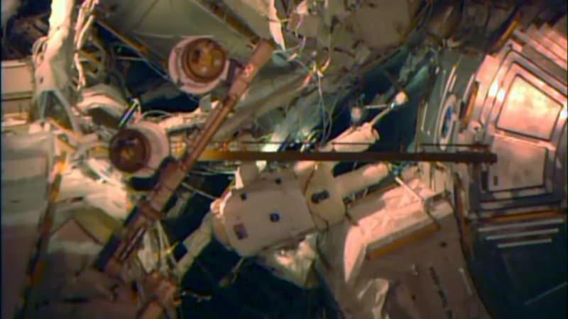 Un des deux astronautes à l'extérieurs de l'ISS, le 1er mars 2015.