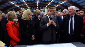 Emmanuel et Brigitte Macron à Saint-Omer, auprès des élus, sinistrés et secouristes après les inondations historiques dans le Pas-de-Calais, le 14 novembre 2023.