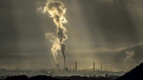 Des fumées de cheminées d'usine en Suisse le 11 décembre 2014