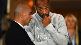 Thierry Henry discute avec Roberto Martinez