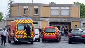 Des secours devant l'école Edouard-Herriot d'Albi, où une institutrice a été mortellement poignardée par une mère d'élève, vendredi.