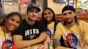 Nico Ali Walsh (à droite) lors d'une photo de famille avant ses débuts chez les pros