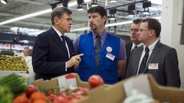 Georges Plassat, le PDG de Carrefour, en visite dans l'un des magasins de l'enseigne.