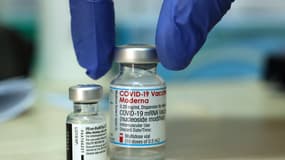 Une flacon du vaccin Pfizer et un du vaccin Moderna