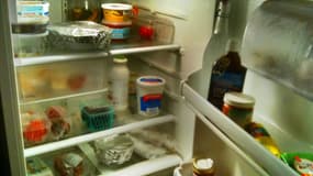 Les aliments placés au réfrigérateur doivent être protégés sous un film alimentaire ou dans un récipient adapté.