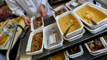 De la nourriture est servie dans une cantine à Bordeaux le 13 septembre 2017