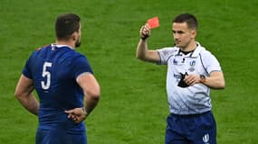 L'arbitre anglais Luke Pearce inflige un carton rouge au deuxième ligne français Paul Willemse lors du match des Six Nations contre les Gallois, au Stade de France, le 20 mars 2021 