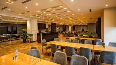 Un restaurant vide à Bethléem, ville de Cisjordanie bouclée. Photo prise le 7 mars 2020