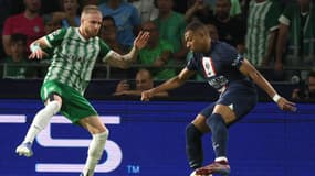 Pierre Cornud face à Kylian Mbappé, le 14 septembre 2022.