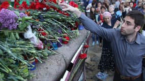 Des pro-russes apportent des fleurs devant la Maison des syndicats à Odessa où une quarantaine d'activistes ont péri vendredi.