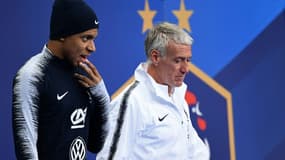 Le sélectionneur de l'équipe de France, Didier Deschamps, et l'attaquant Kylian Mbappé, arrivent pour une séance d'entraînement, le 24 mars 2019 au Stade de France, à la veille du match contre l'Islande, qualificatif pour l'Euro-2020