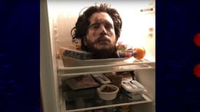 La (fausse) tête de Kit Harington dans le réfrigérateur de sa cuisine.