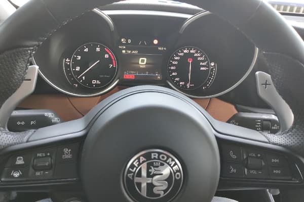 L'Alfa Romeo Giulia Veloce dispose de 280 chevaux. L'Alfa Romeo Giulia Veloce dispose de 280 chevaux.