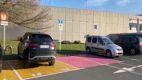 Place de stationnements dédiées aux séniors, au parking de Tourville-la-Rivière.