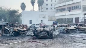 Des carcasses de voitures à Gaza après la frappe qui a touché un hôpital