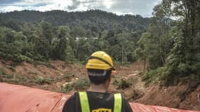Un secouriste sur les lieux du glissement de terrain en Malaisie le 16 décembre 2022.