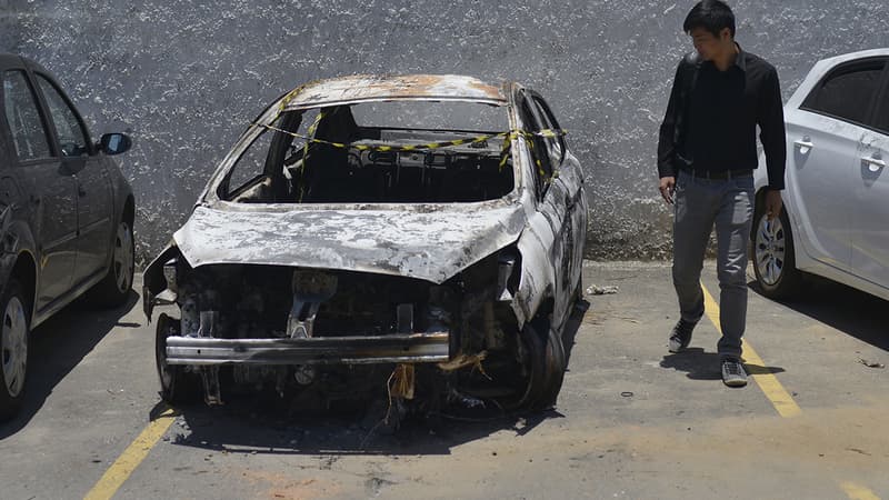 Le corps de l'ambassadeur a été retrouvé dans cette voiture carbonisée.