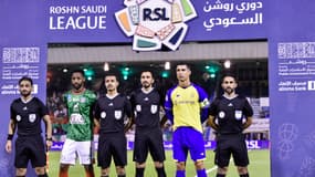 Ali Hazazi et Cristiano Ronaldo lors d'un match entre Al-Ettifaq et Al-Nassr, à Dammam le 27 mai 2023