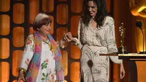 Agnès Varda reçoit son Oscar d'honneur des mains d'Angelina Jolie