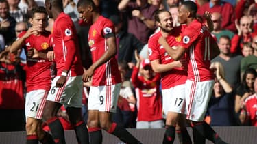 Paul Pogba (à gauche) a coûté plus de 100 millions d'euros.
