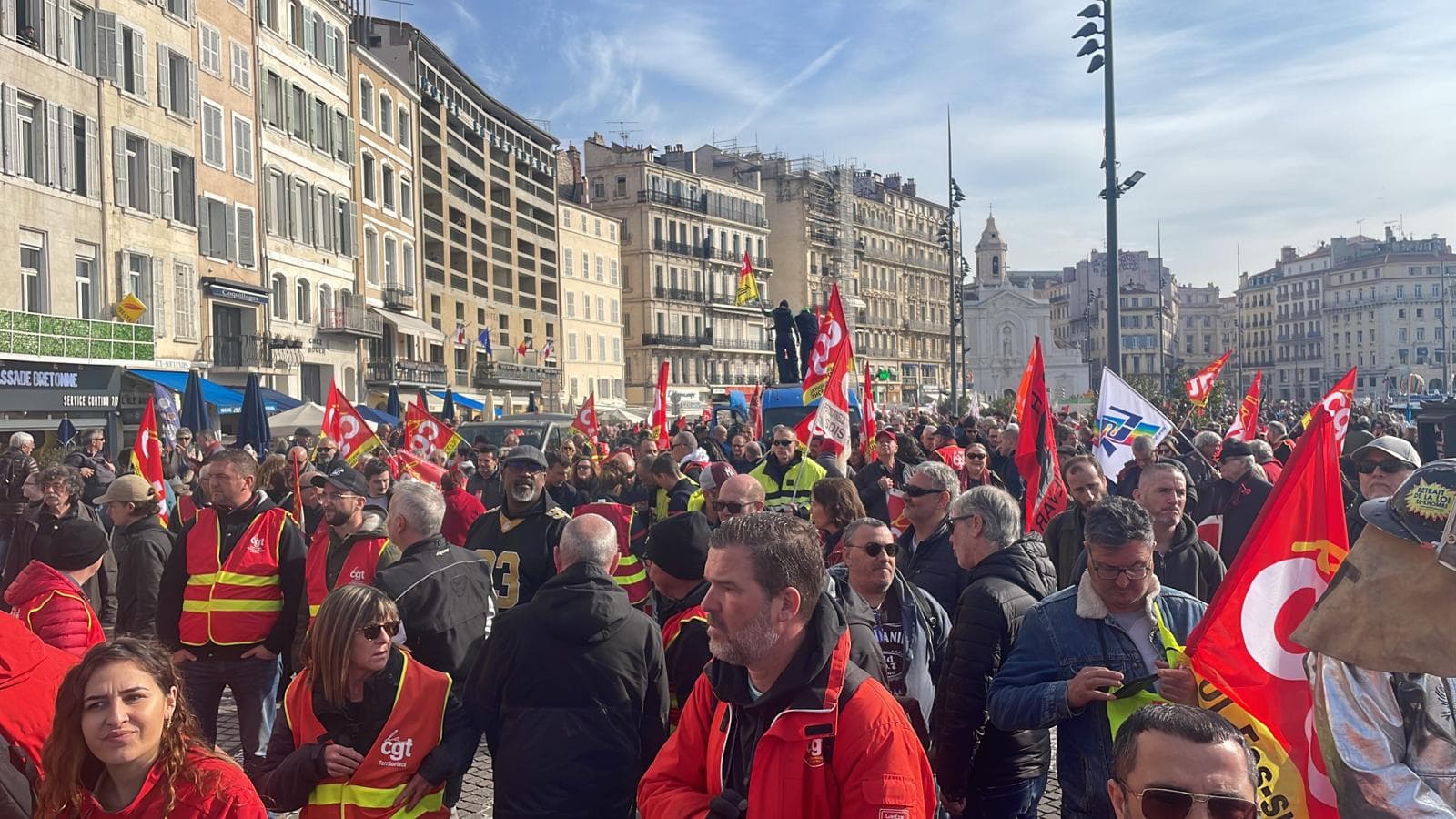 Les manifestants s'étaient donné rendez-vous sur le Vieux-Port pour cette cinquième journée de mobilisation. 
