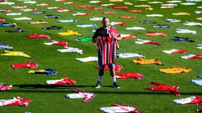 Le supporter Julien Bouron pose avec ses 1.146 maillots de l'AS Monaco au centre d'entraînement de la Turbie