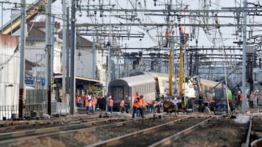 La dernière voiture du train accidenté de Brétigny a été relevée lundi.