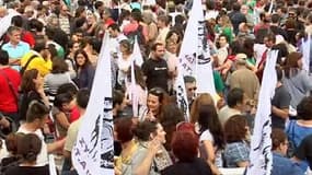 Manifestants devant le siège d'ERT à Athènes, jeudi.
