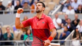 Novak Djokovic avec le poing serré lors de son match contre Cerundolo à Roland-Garros, le 3 juin 2024