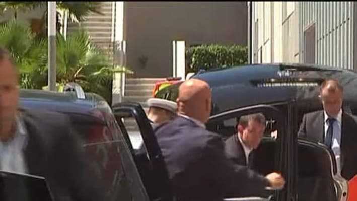 Manuel Valls et François Hollande arrivent à l'hôpital Pasteur à Nice.