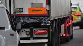 La police britannique tracte le camion dans lequel 39 personnes ont été retrouvées mortes mercredi. 