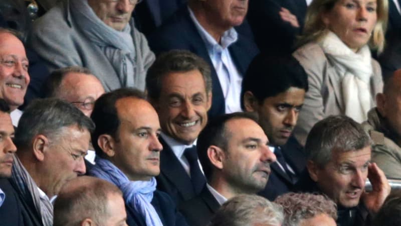 En habitué des lieux, Nicolas Sarkozy est à l'aise dans les tribunes du Parc des Princes, ici entre le président du PSG et celui de Lyon.