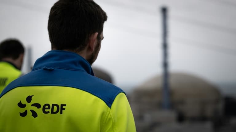 Un salarié d'EDF en face d'une coupole de la centrale nucléaire de Flamanville dans la Manche, le 25 avril 2024 (ARCHIVE)
