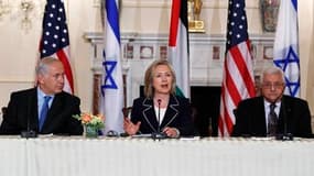 En présence du Premier ministre israélien Benjamin Netanyahu (à gauche) et du président de l'Autorité palestinienne Mahmoud Abbas (à droite), la secrétaire d'Etat américaine Hillary Clinton a officiellement annoncé jeudi à Washington la reprise des pourpa