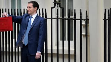 George Osborne présentant la "budget box" rouge, avant son discours devant la Chambre des Lords.