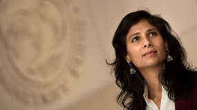 Gita Gopinath, l'économiste en chef du Fonds monétaire international lors d'un entretien avec l'AFP devant le siège de l'institution à Washington, DC, le 24 juin 2020 