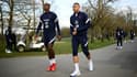 Paul Pogba (g) et Kylian Mbappe au centre d'entraînement de Clairefontaine-en-Yvelines le 21 mars 2022