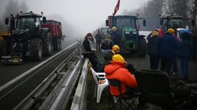 Des agriculteurs du syndicat CR47 (Coordination rurale 47) lors d'un blocage de l'autoroute A62 près d'Agen, dans le Lot-et-Garonne, le 27 janvier 2024