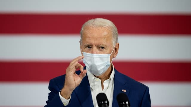 Le candidat démocrate Joe Biden avec un masque visiblement à l'envers, dans la ville de Manitowoc, dans le Wisconsin, le 21 septembre 2020