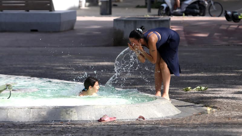 Une personne s'arrose le visage près d'une fontaine à Perpignan (Pyrénées-Orientales), le 17 juin 2022.